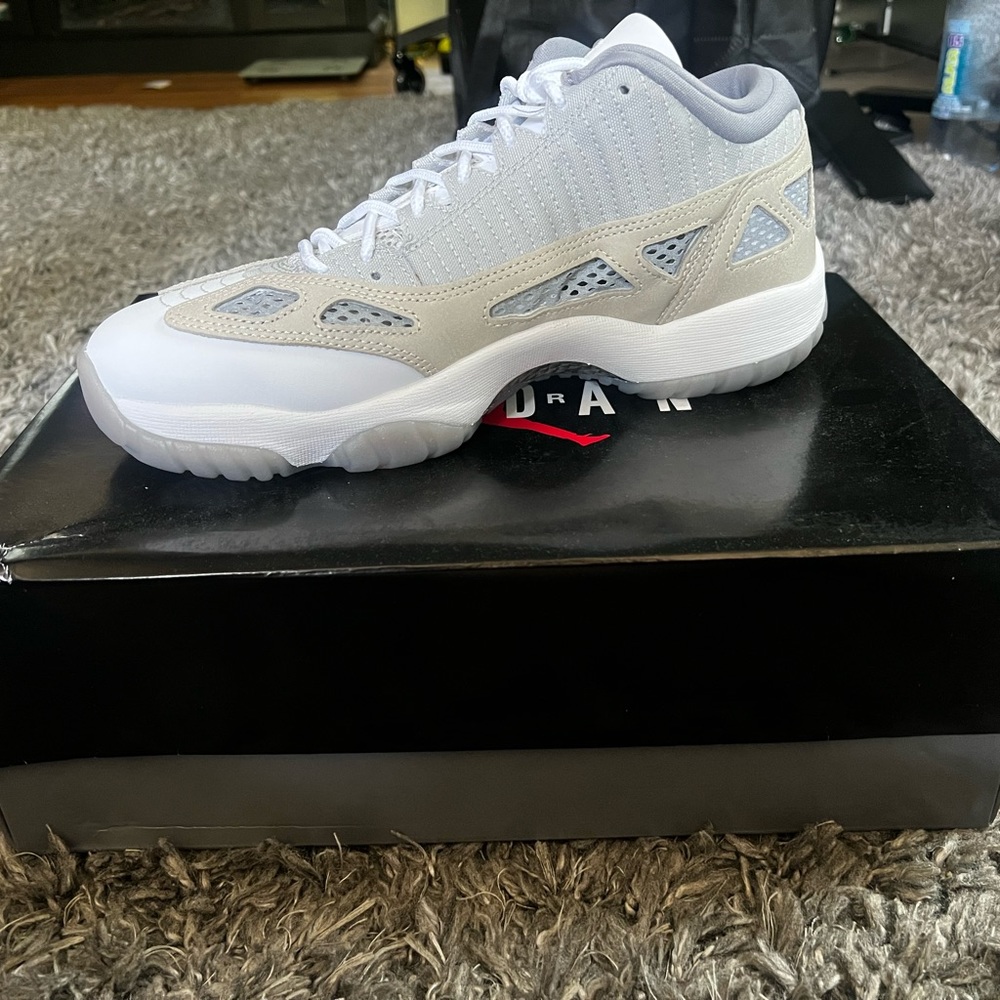 Air Jordan 11 Retro Low IE Men’s Size 9.5